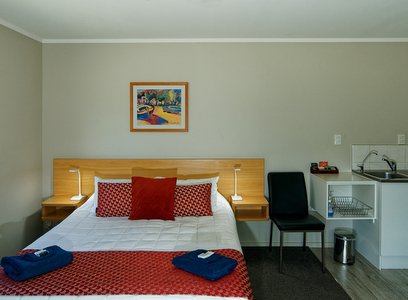 Marahau accommodation queen bed
